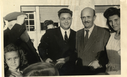 שראל (משמאל) ואשתו מאירה ביום חתונתם, ספטמבר 1947. במרכז: פרופ' משה ויצמן